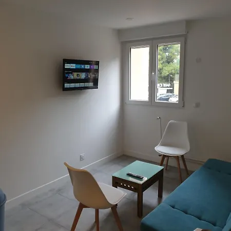 Renove 2023 Proche Aeroport 5min, Gare Sncf 2 Min, Tramway Au Pied De L'immeuble , Parking Possible, Renovated 2023 Near The Airport 5 Min, Train Station 2 Min, Tram Next To The Building 1 Min, Parking Possible Nice