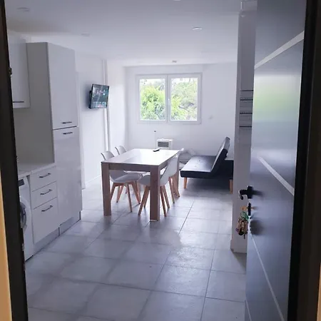 Renove 2023 Proche Aeroport 5min, Gare Sncf 2 Min, Tramway Au Pied De L'immeuble , Parking Possible, Renovated 2023 Near The Airport 5 Min, Train Station 2 Min, Tram Next To The Building 1 Min, Parking Possible Apartment Nice