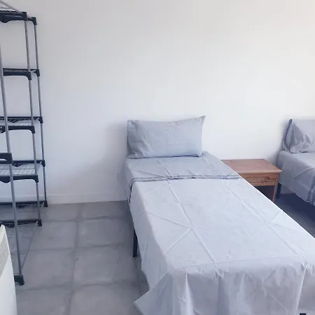 Apartment Renove 2023 Proche Aeroport 5min, Gare Sncf 2 Min, Tramway Au Pied De L'immeuble , Parking Possible, Renovated 2023 Near The Airport 5 Min, Train Station 2 Min, Tram Next To The Building 1 Min, Parking Possible *