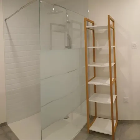 Renove 2023 Proche Aeroport 5min, Gare Sncf 2 Min, Tramway Au Pied De L'immeuble , Parking Possible, Renovated 2023 Near The Airport 5 Min, Train Station 2 Min, Tram Next To The Building 1 Min, Parking Possible Apartment Nice