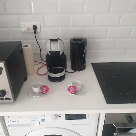 Apartment Renove 2023 Proche Aeroport 5min, Gare Sncf 2 Min, Tramway Au Pied De L'immeuble , Parking Possible, Renovated 2023 Near The Airport 5 Min, Train Station 2 Min, Tram Next To The Building 1 Min, Parking Possible
