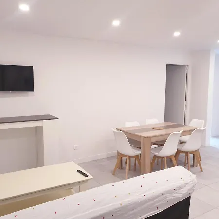 Apartment Renove 2023 Proche Aeroport 5min, Gare Sncf 2 Min, Tramway Au Pied De L'immeuble , Parking Possible, Renovated 2023 Near The Airport 5 Min, Train Station 2 Min, Tram Next To The Building 1 Min, Parking Possible *