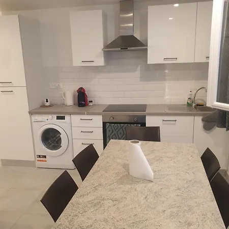 Renove 2023 Proche Aeroport 5min, Gare Sncf 2 Min, Tramway Au Pied De L'immeuble , Parking Possible, Renovated 2023 Near The Airport 5 Min, Train Station 2 Min, Tram Next To The Building 1 Min, Parking Possible
