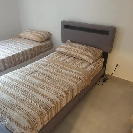 Apartment Renove 2023 Proche Aeroport 5min, Gare Sncf 2 Min, Tramway Au Pied De L'immeuble , Parking Possible, Renovated 2023 Near The Airport 5 Min, Train Station 2 Min, Tram Next To The Building 1 Min, Parking Possible