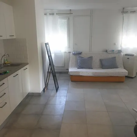 Apartment Renove 2023 Proche Aeroport 5min, Gare Sncf 2 Min, Tramway Au Pied De L'immeuble , Parking Possible, Renovated 2023 Near The Airport 5 Min, Train Station 2 Min, Tram Next To The Building 1 Min, Parking Possible *