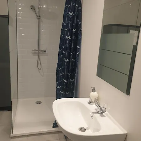 Renove 2023 Proche Aeroport 5min, Gare Sncf 2 Min, Tramway Au Pied De L'immeuble , Parking Possible, Renovated 2023 Near The Airport 5 Min, Train Station 2 Min, Tram Next To The Building 1 Min, Parking Possible Nice