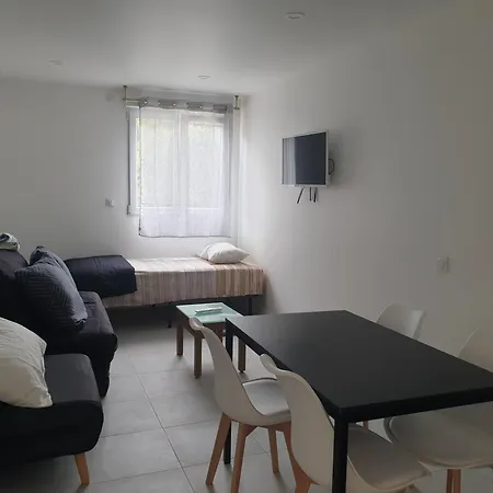 Renove 2023 Proche Aeroport 5min, Gare Sncf 2 Min, Tramway Au Pied De L'immeuble , Parking Possible, Renovated 2023 Near The Airport 5 Min, Train Station 2 Min, Tram Next To The Building 1 Min, Parking Possible * Nice
