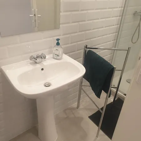 Appartement Renove 2023 Proche Aeroport 5min, Gare Sncf 2 Min, Tramway Au Pied De L'immeuble , Parking Possible, Renovated 2023 Near The Airport 5 Min, Train Station 2 Min, Tram Next To The Building 1 Min, Parking Possible Nice