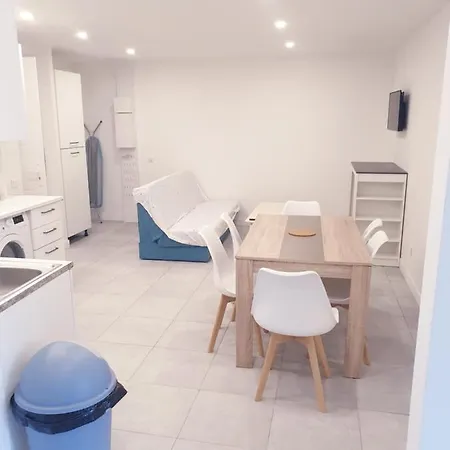 Appartement Renove 2023 Proche Aeroport 5min, Gare Sncf 2 Min, Tramway Au Pied De L'immeuble , Parking Possible, Renovated 2023 Near The Airport 5 Min, Train Station 2 Min, Tram Next To The Building 1 Min, Parking Possible