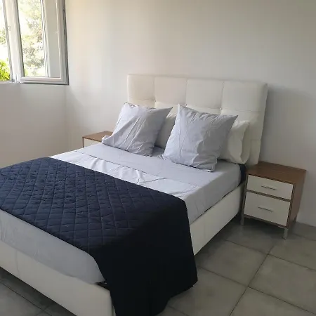 Renove 2023 Proche Aeroport 5min, Gare Sncf 2 Min, Tramway Au Pied De L'immeuble , Parking Possible, Renovated 2023 Near The Airport 5 Min, Train Station 2 Min, Tram Next To The Building 1 Min, Parking Possible *