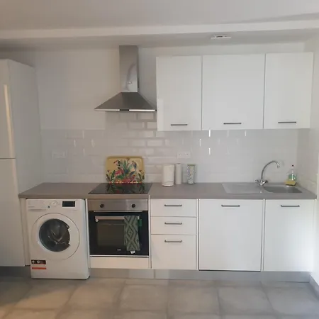 Renove 2023 Proche Aeroport 5min, Gare Sncf 2 Min, Tramway Au Pied De L'immeuble , Parking Possible, Renovated 2023 Near The Airport 5 Min, Train Station 2 Min, Tram Next To The Building 1 Min, Parking Possible *
